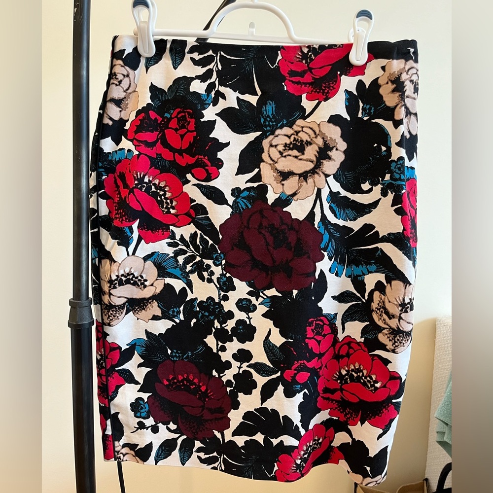 Adrianna Papell floral print pencil skirt. Size 4.